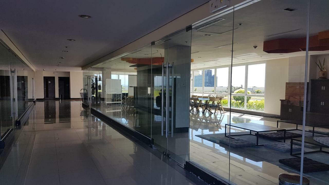 Mactan Newtown Condo With Garden And Ocean View 8Newtown Blvd Мактан Экстерьер фото