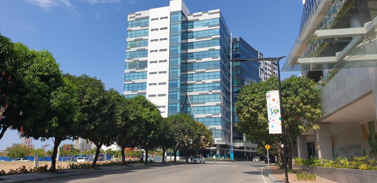 Mactan Newtown Condo With Garden And Ocean View 8Newtown Blvd Мактан Экстерьер фото